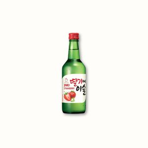 Bouteille de soju à la fraise Chum Churum servie chez Chikin Bang, boisson alcoolisée coréenne douce et fruitée.