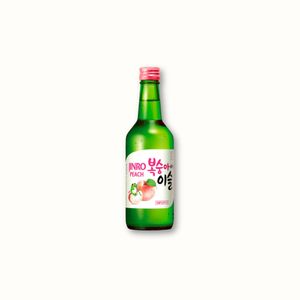 Bouteille de soju à la pêche Chum Churum servie chez Chikin Bang, alcool coréen fruité et doux à savourer avec un plat coréen.