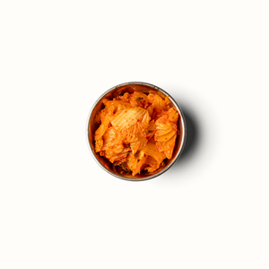 Kimchi traditionnel coréen servi chez Chikin Bang, chou fermenté épicé à l’ail et au piment, parfait en accompagnement.