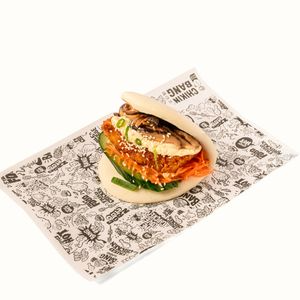 Guabao Veggie de Chikin Bang, pain vapeur garni de légumes croquants, sauce coréenne et tofu mariné.