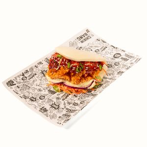 Guabao Chikin de Chikin Bang, pain vapeur moelleux garni de poulet frit croustillant à la coréenne, légumes frais et sauce maison.