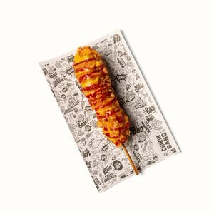 Corndog enrobé de pâte frite croustillante servi chez Chikin Bang, snack coréen populaire et gourmand.