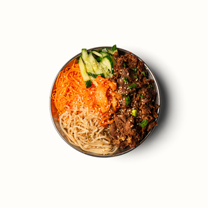 Bulgogi Bap de Chikin Bang, bol coréen avec bœuf mariné Bulgogi, riz blanc et légumes frais.