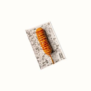 Corndog classique servi chez Chikin Bang, saucisse enrobée de pâte croustillante, snack populaire coréen.