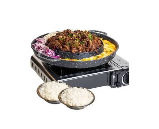 Bulgogi BBQ du restaurant Chikin Bang, plat coréen traditionnel à base de bœuf mariné, légumes frais et cuisson sur plaque.