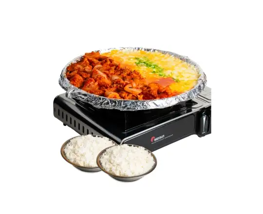 Dakgalbang du restaurant Chikin Bang, plat coréen au poulet mariné et fromage fondant, servi chaud sur plaque.