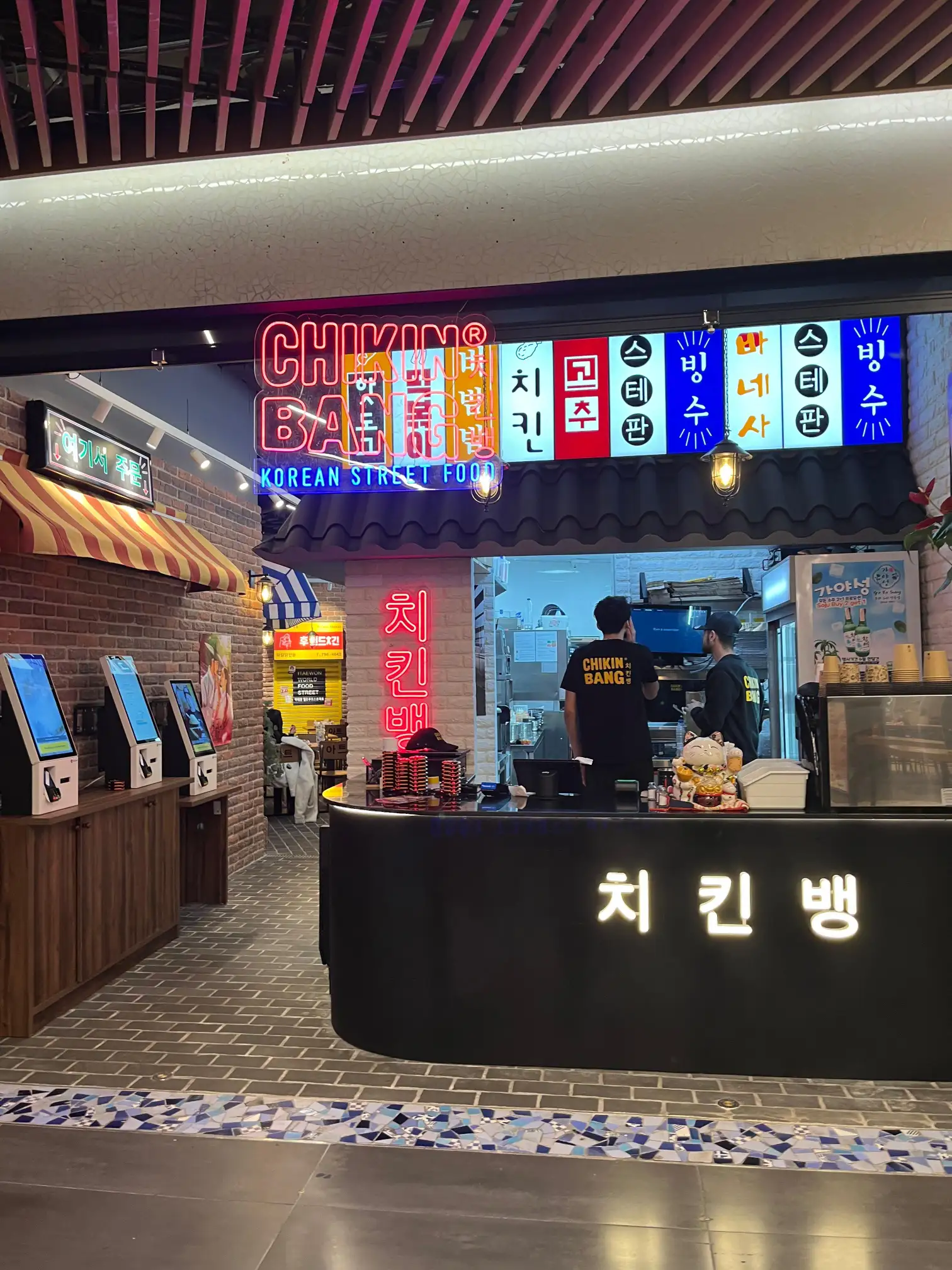 Intérieur du restaurant Chikin Bang à Barcelone, ambiance K-food, néons, décoration coréenne et musique K-pop