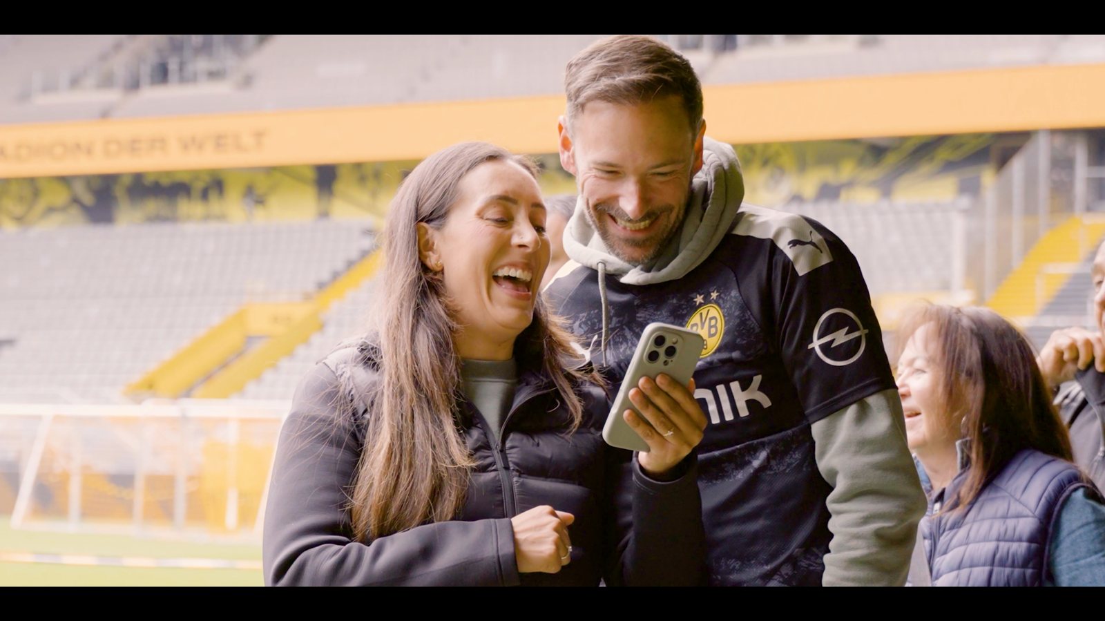 Besucher mit Smartphone im SIGNAL IDUNA PARK bei der BVB-Stadiontour.