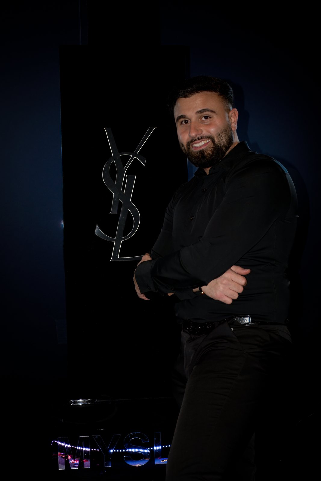 Gast vor YSL-MYSLF-Branding bei der 360°-Aktivierung für YSL Beauty.
