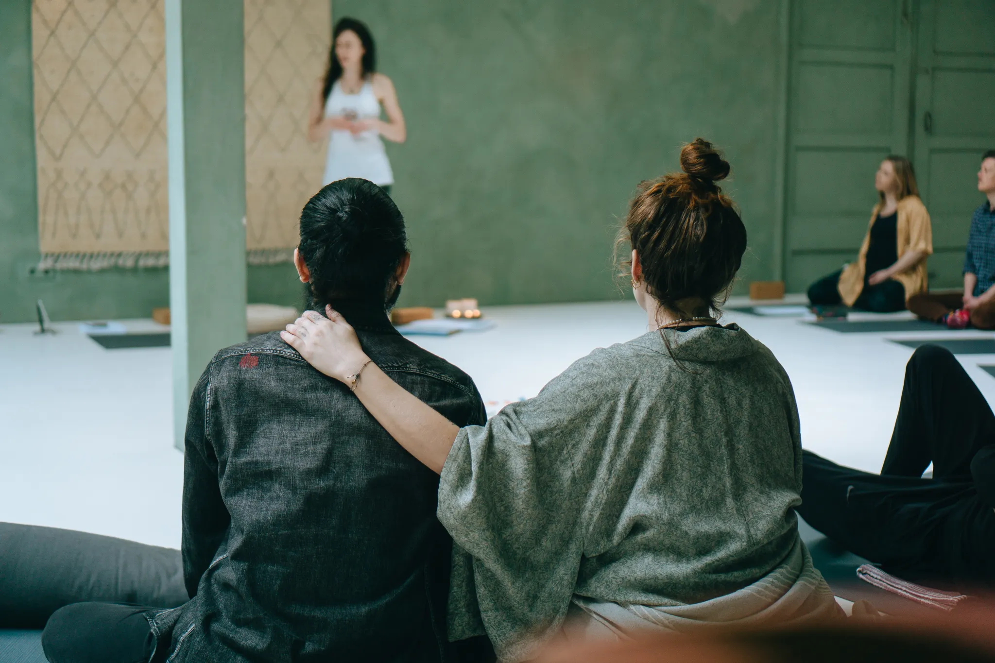 Participants listening to an instructor at a Mamamoon workshop in Amsterdam