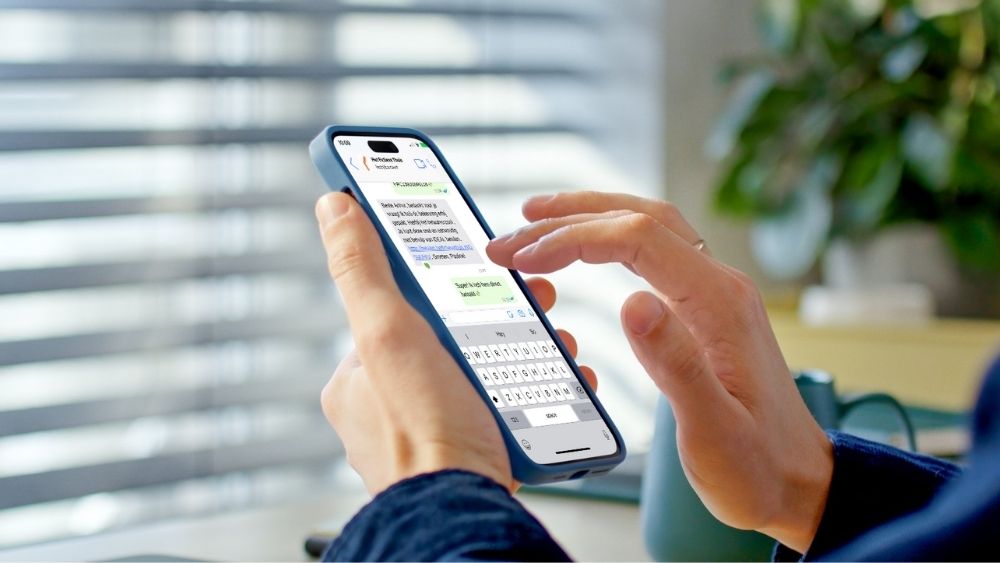 Mobiele telefoon met betaallink in WhatsApp