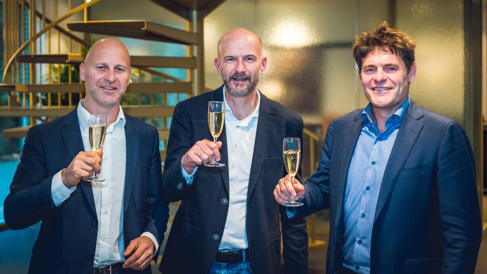 Tom, Kees en Jonnes proosten op de samenwerking