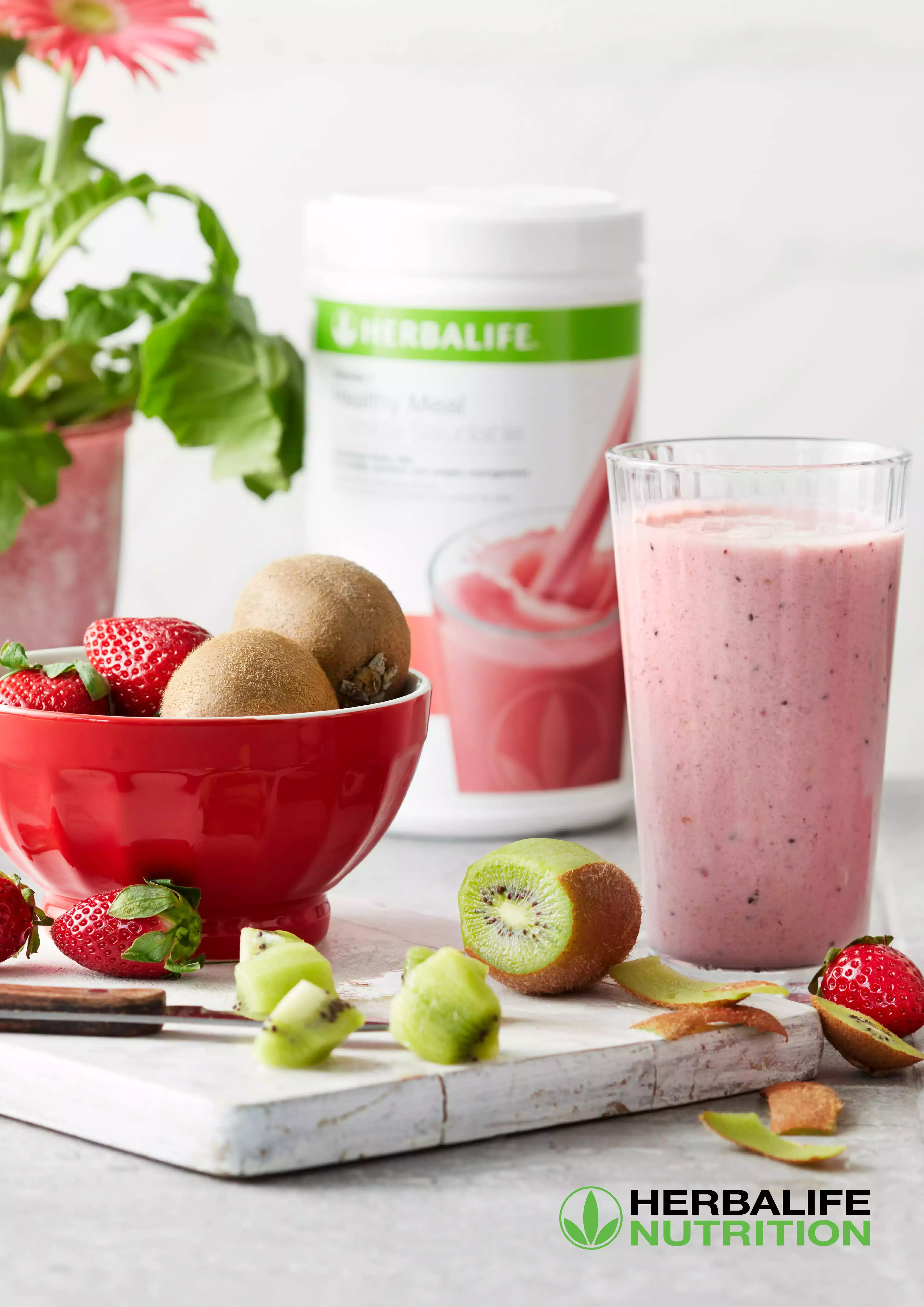 Image d'un grand verre de smoothie de thé avec un flacon d'un produit Herbalife