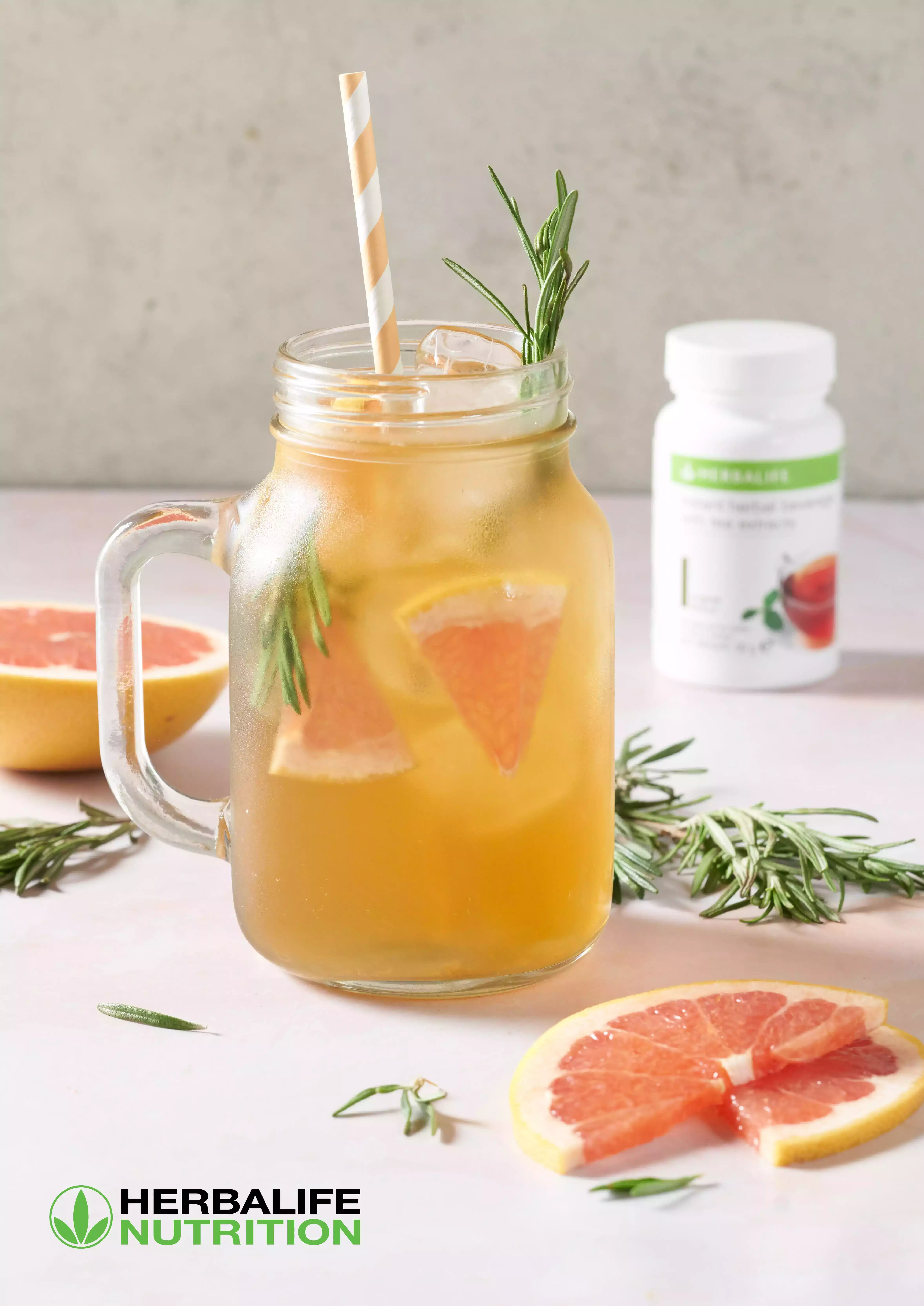 Image d'un jus de fruit frais de thé avec un flacon d'un produit Herbalife