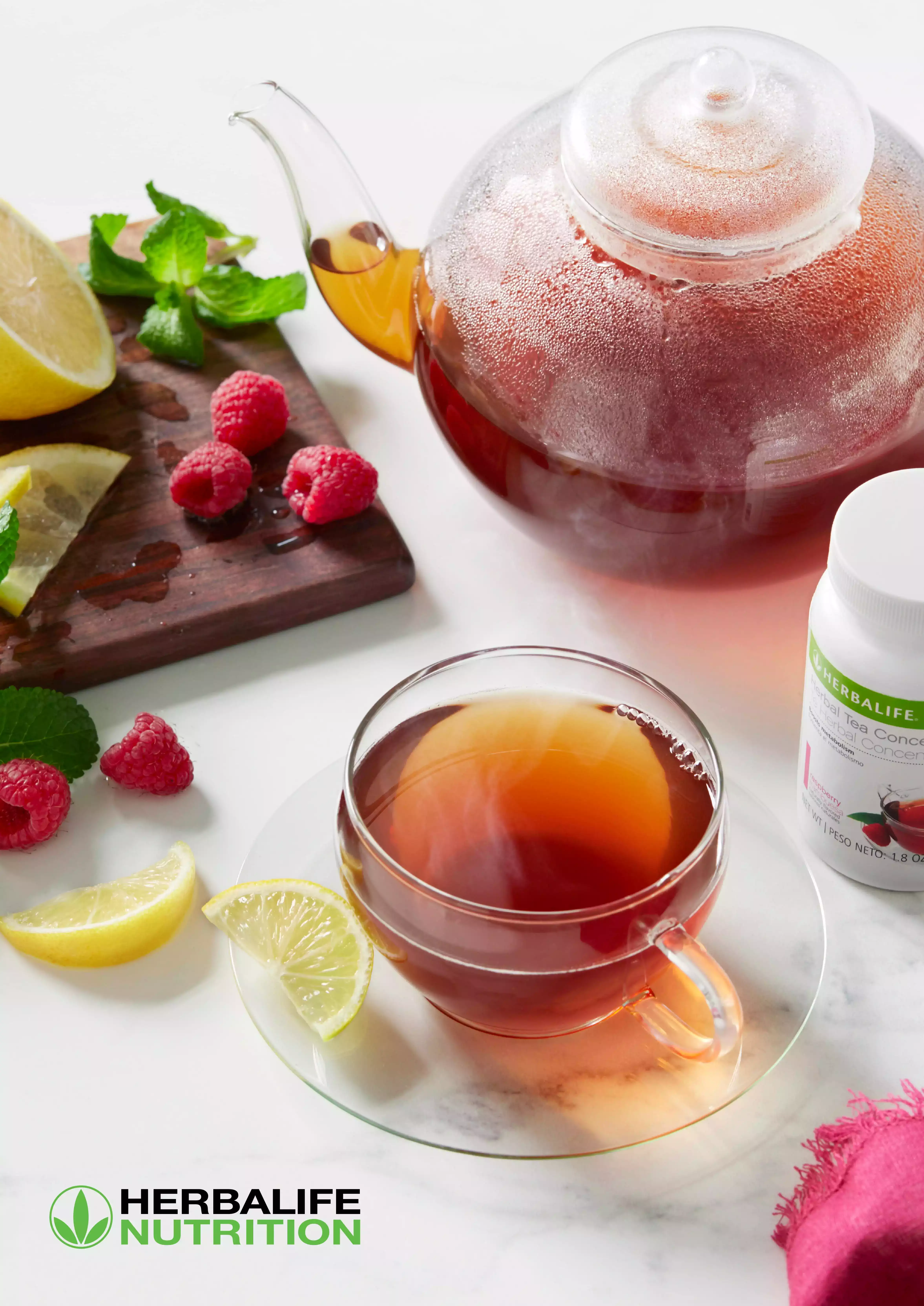Image d'une tasse de thé avec un flacon d'un produit Herbalife