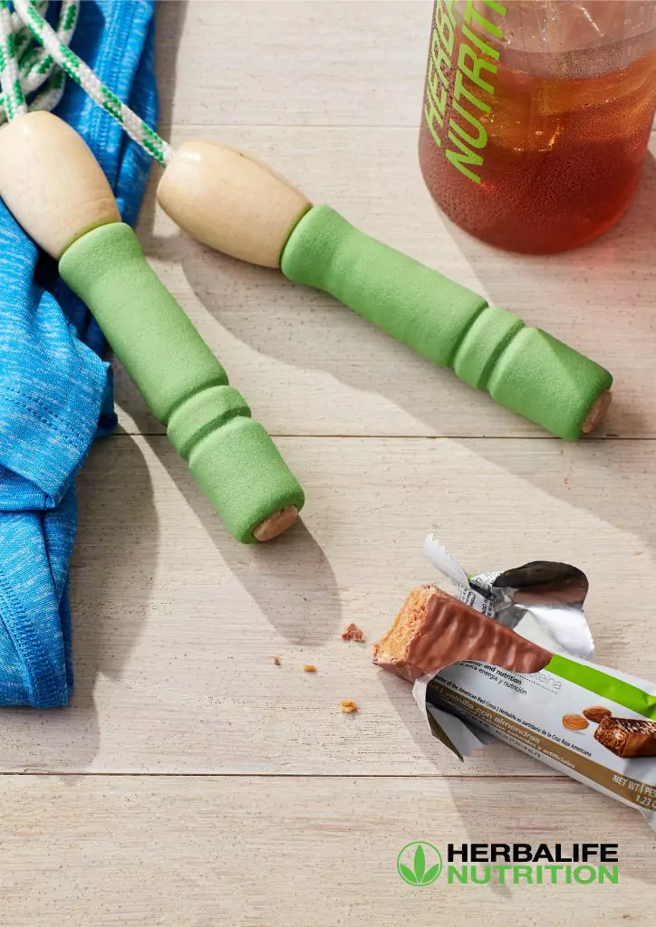 Image d'une corde à sauté et d'une bar de nutrition Herbalife