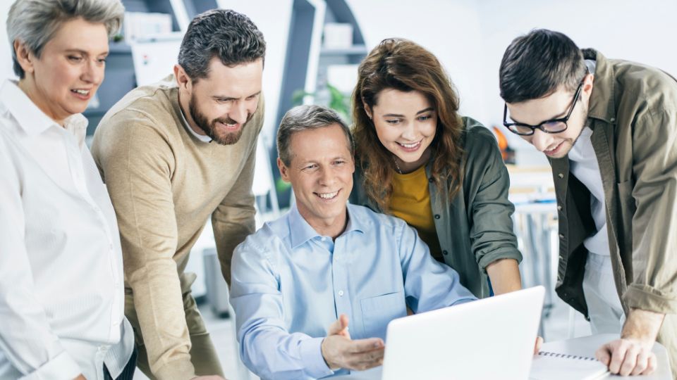 groupe de personne sur un ordinateur