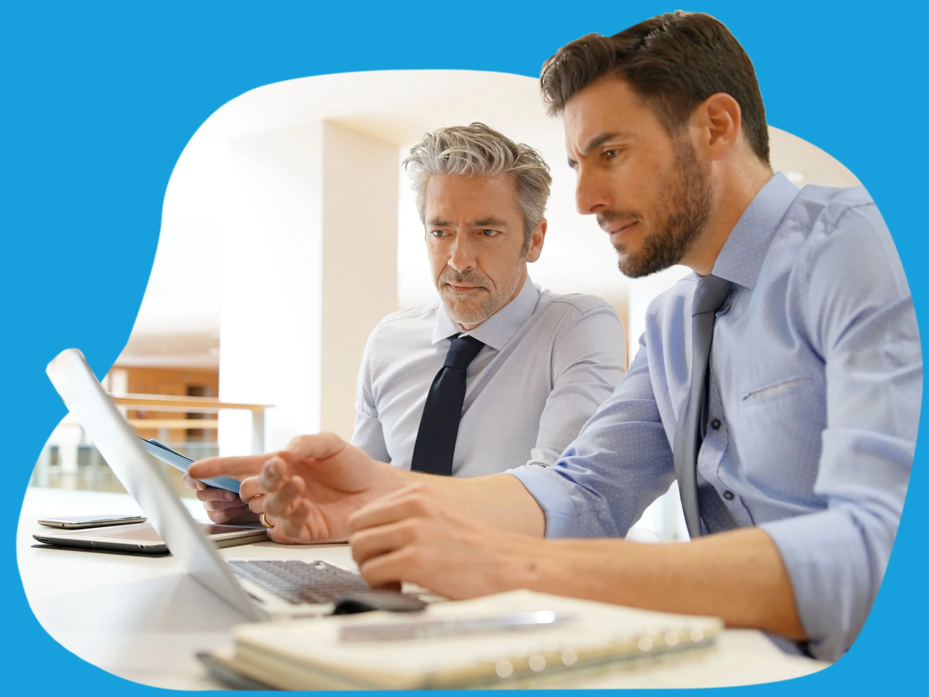 dos ejecutivos analizando datos en laptop