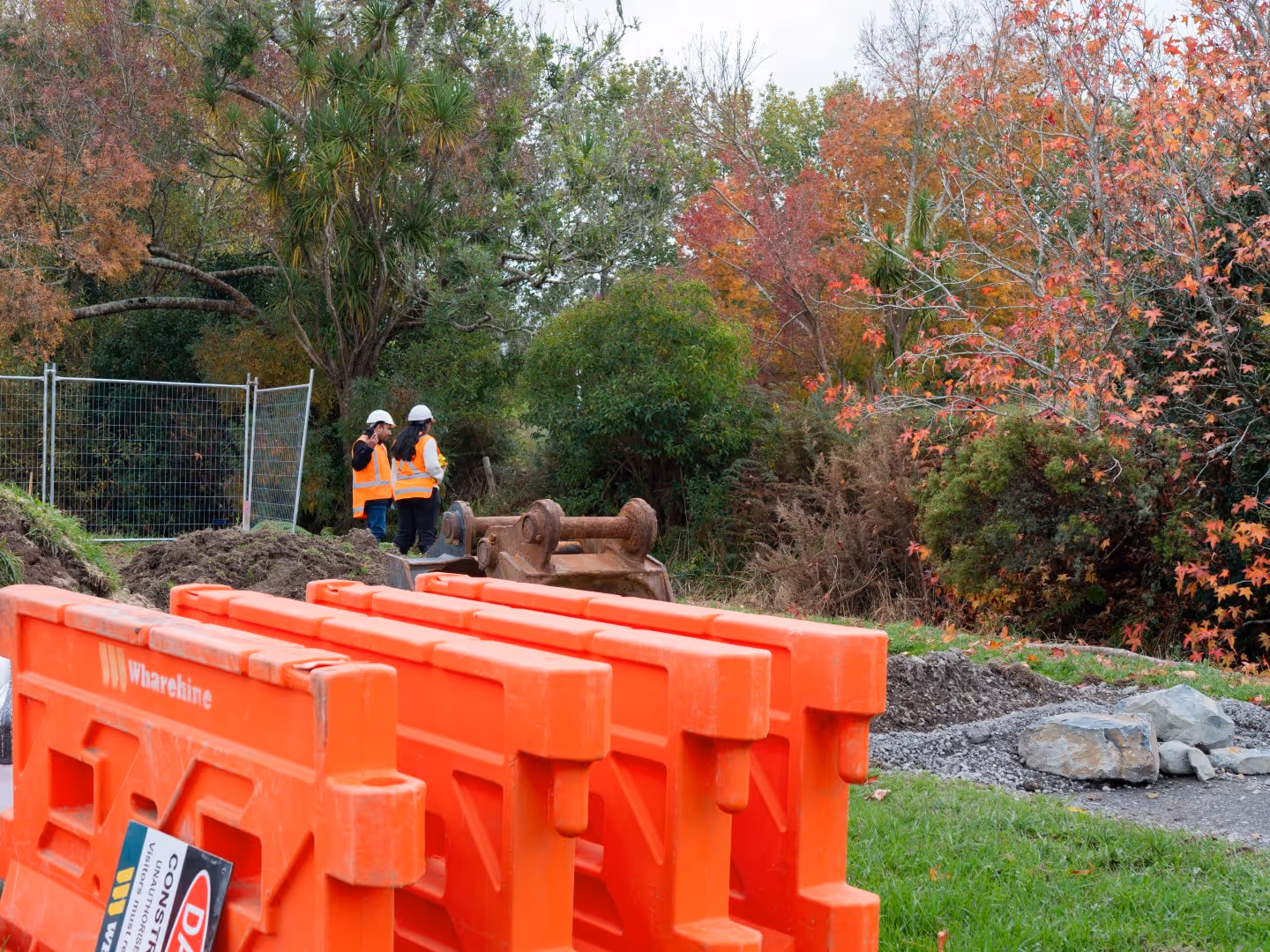 Two environmental engineers at a regional park construction site with an environmental management plan that satisfies the requirements laid out by Auckland Council in the Auckland Unitary Plan