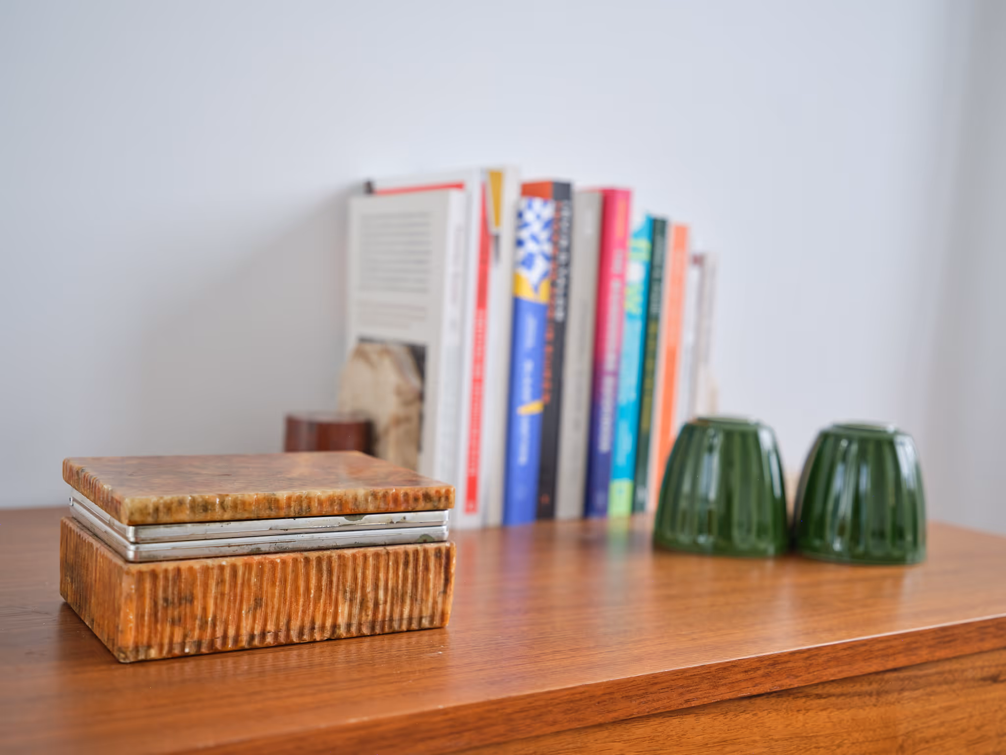 a picture of a bookshelf of a therapy room in Antwerpen