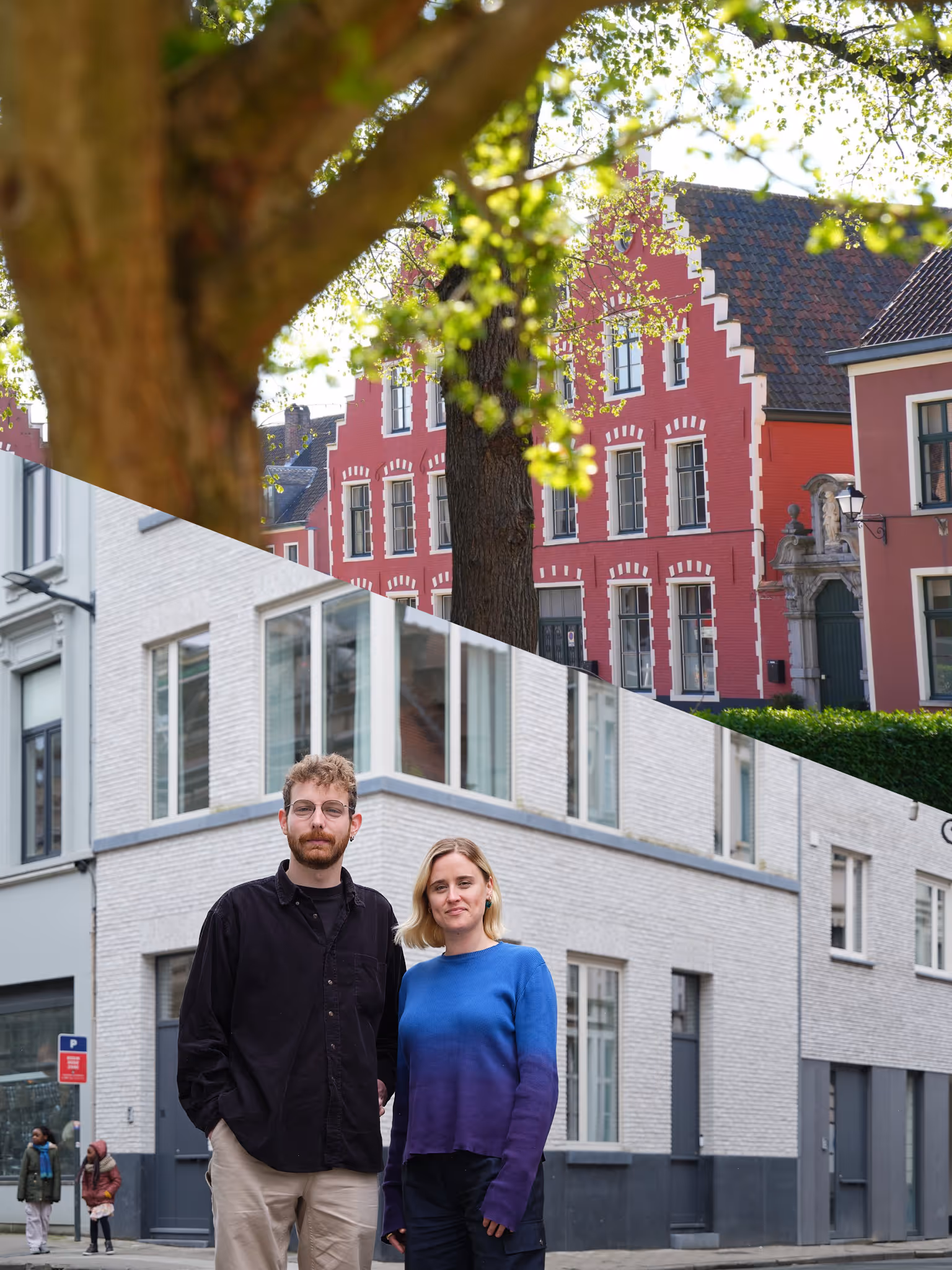 Twee jonge volwassenen staan op een straat met moderne en traditionele bakstenen huizen op de achtergrond, een boom met groene bladeren staat op de voorgrond.