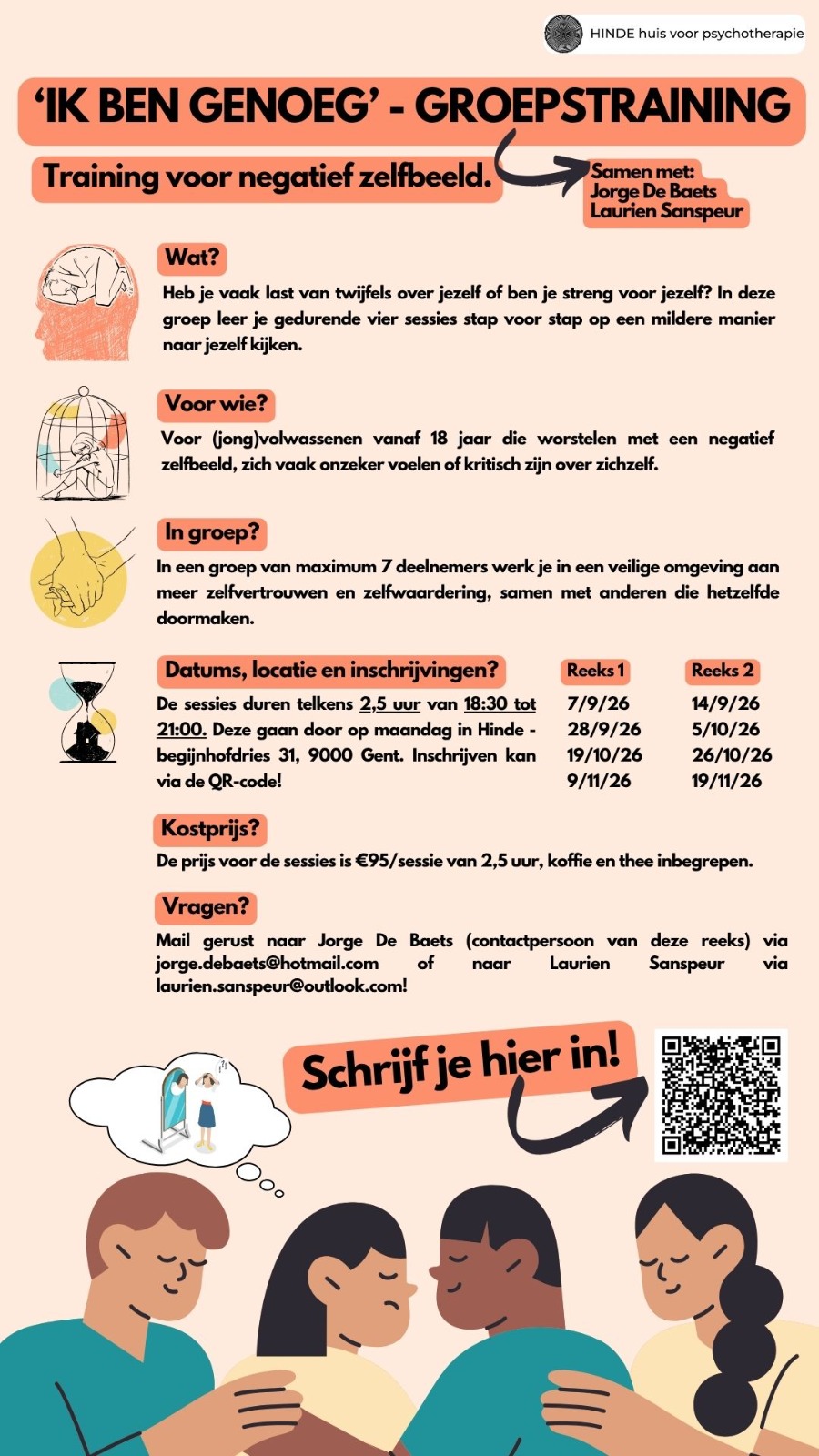 Meer omgeven door bergen en dennenbomen met kano's in het water op een mistige dag.