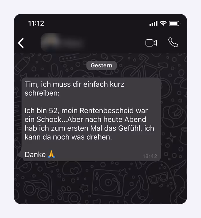 WhatsApp-Nachricht über Rentenbescheid mit Gefühl der Hoffnung, dankbar ausgedrückt.