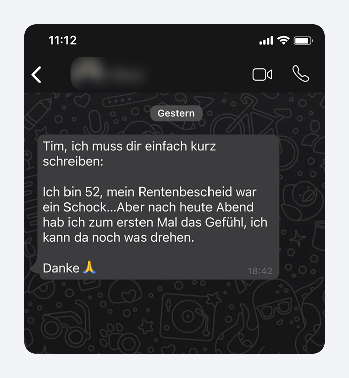 WhatsApp-Nachricht über Rentenbescheid mit Gefühl der Hoffnung, dankbar ausgedrückt.