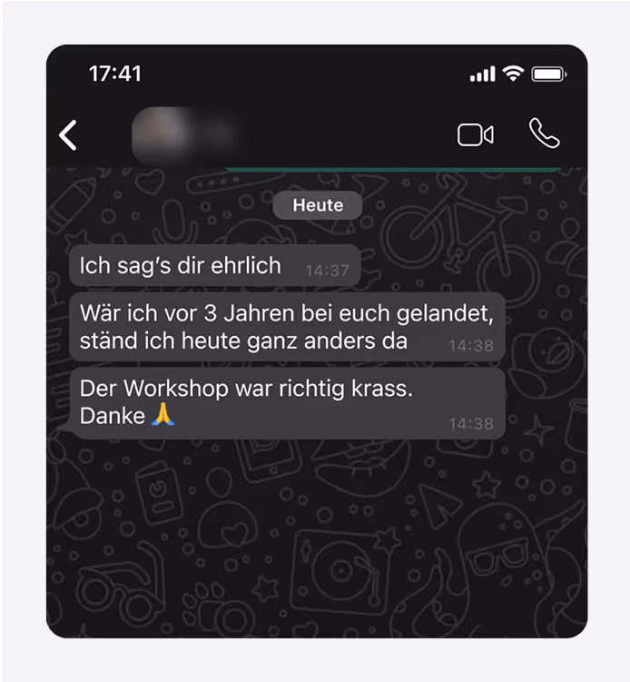 WhatsApp-Chat mit drei Nachrichten, Lob für Workshop und Dankesemoji. Hintergrund mit Symbolen.
