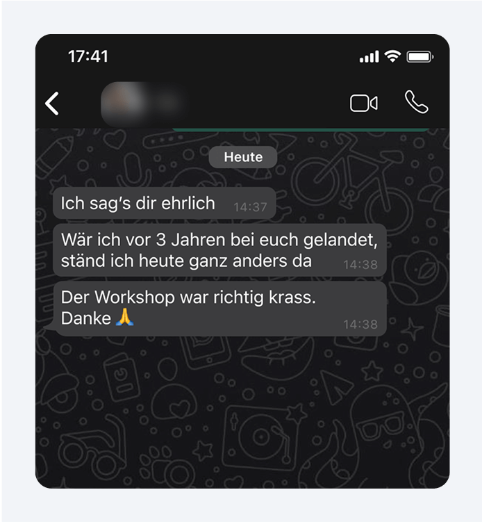WhatsApp-Chat mit drei Nachrichten, Lob für Workshop und Dankesemoji. Hintergrund mit Symbolen.