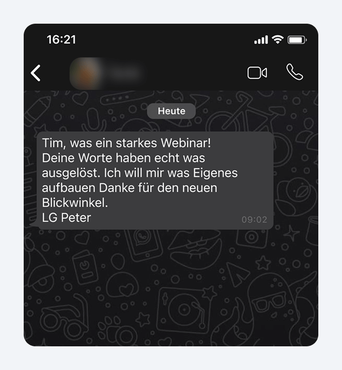 Nachricht in Messenger-App: Peter bedankt sich bei Tim für inspirierendes Webinar, möchte etwas Eigenes aufbauen.