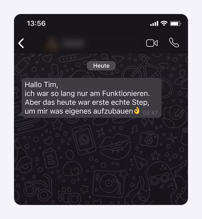 Chatnachricht mit dunklem Hintergrund und Emoji, Text über persönliche Entwicklung und Fortschritt.