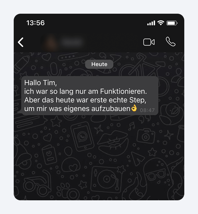 Chatnachricht mit dunklem Hintergrund und Emoji, Text über persönliche Entwicklung und Fortschritt.
