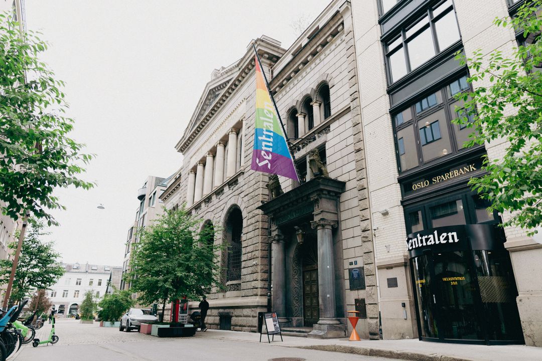 Bygningsfasaden til Sentralen, med Pride-flagg
