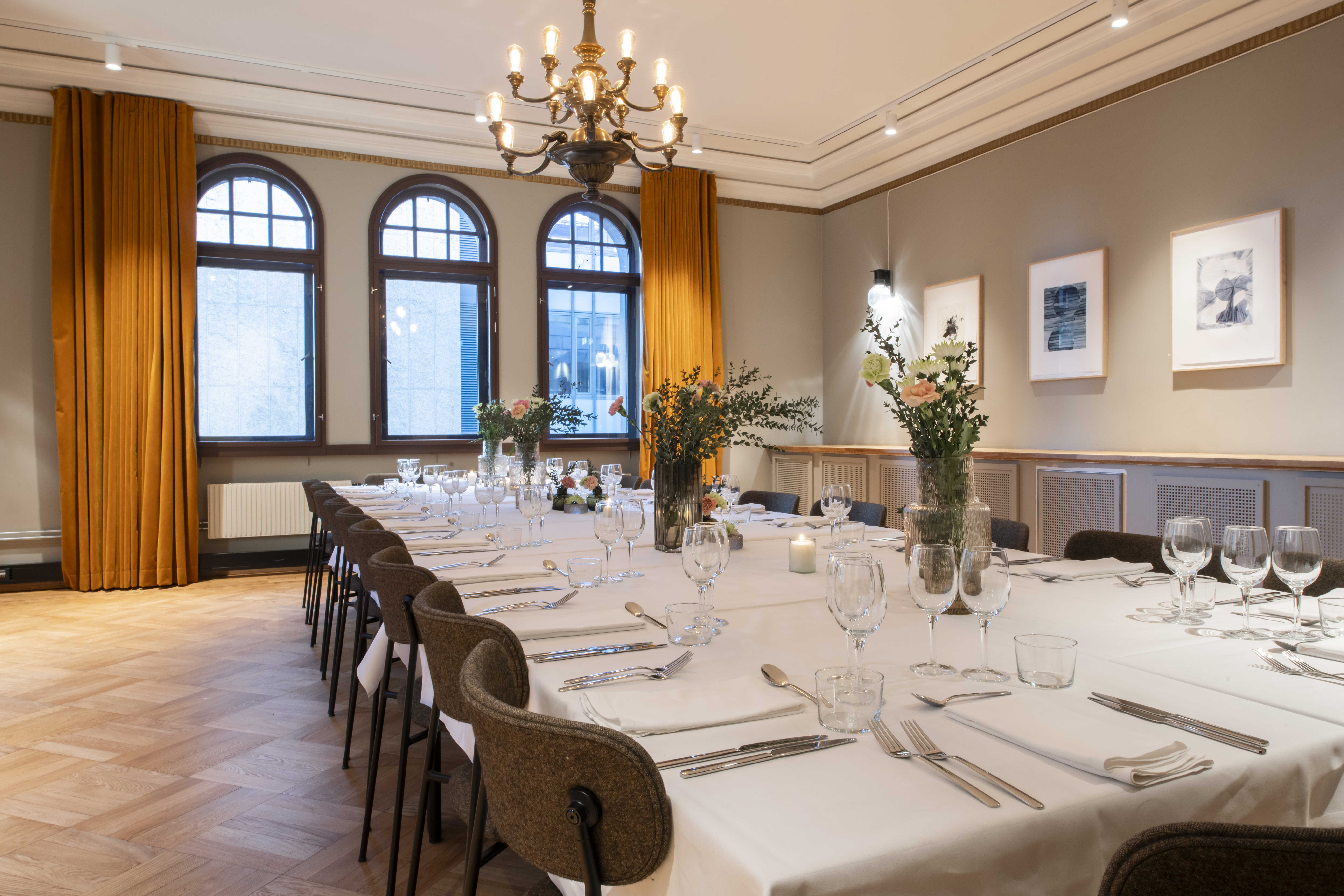Direktørrommet at Sentralen with round tables.