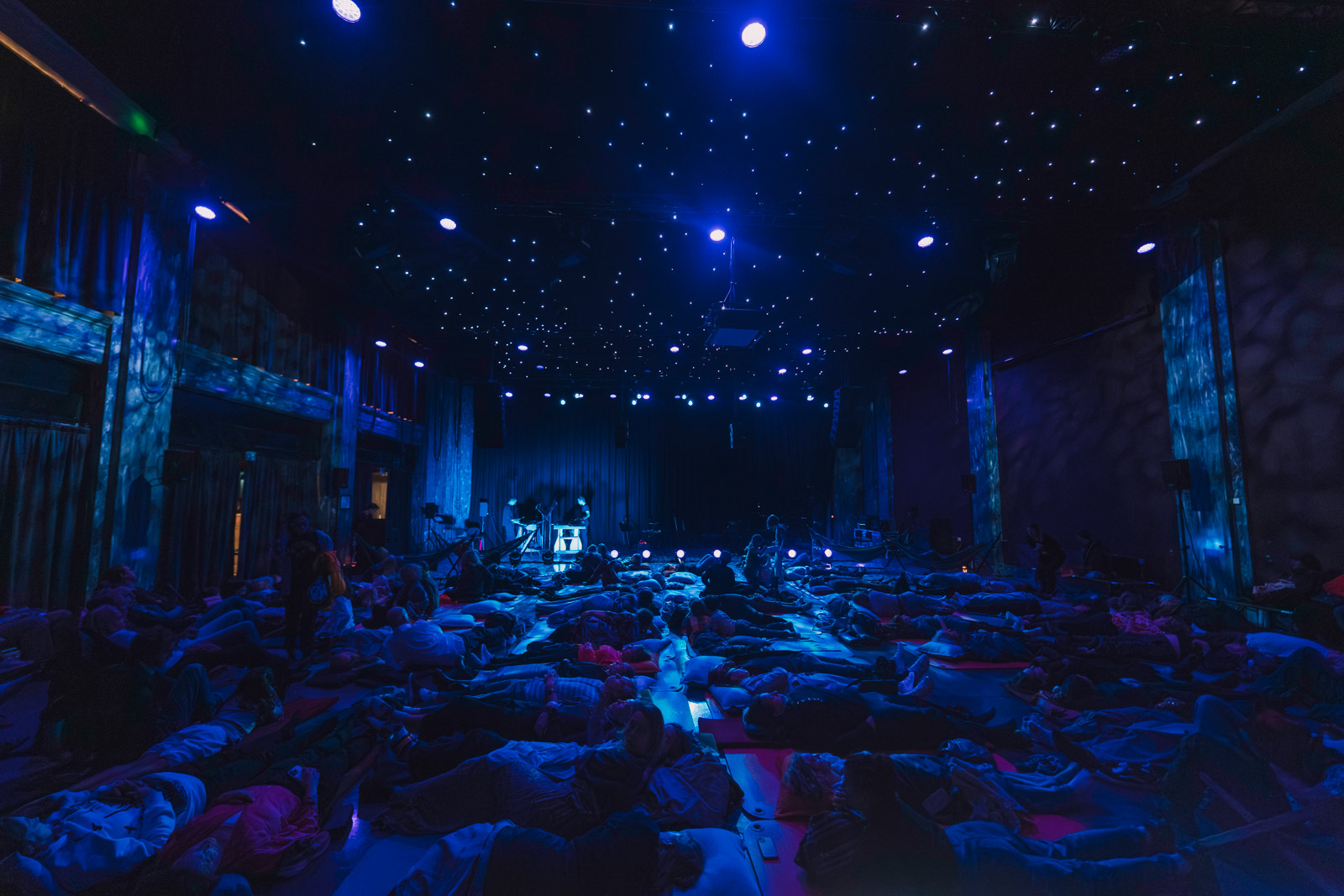 Folkemengde som ligger og lytter til konsert i Marmorsalen