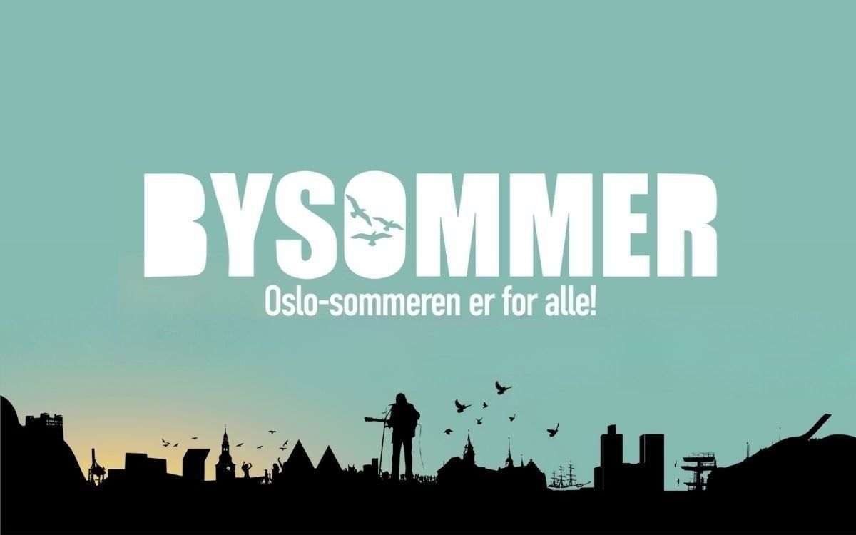 Silhuett av slo by med en gitarist i sentrum av bildet. Bysommer-logo midt i.
