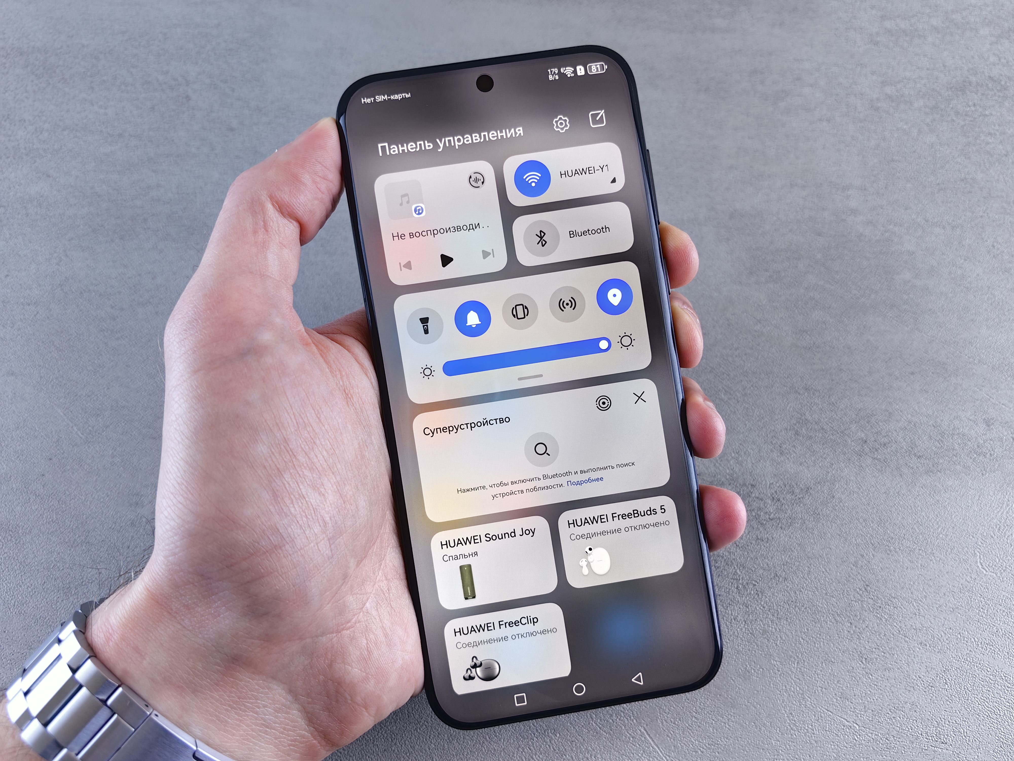 Personne portant une aide auditive passant un appel téléphonique depuis un smartphone - centre Kesako Paris