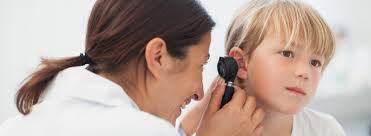 Audioprothésiste et médecin ORL discutant d'un dossier patient - centre Kesako Paris