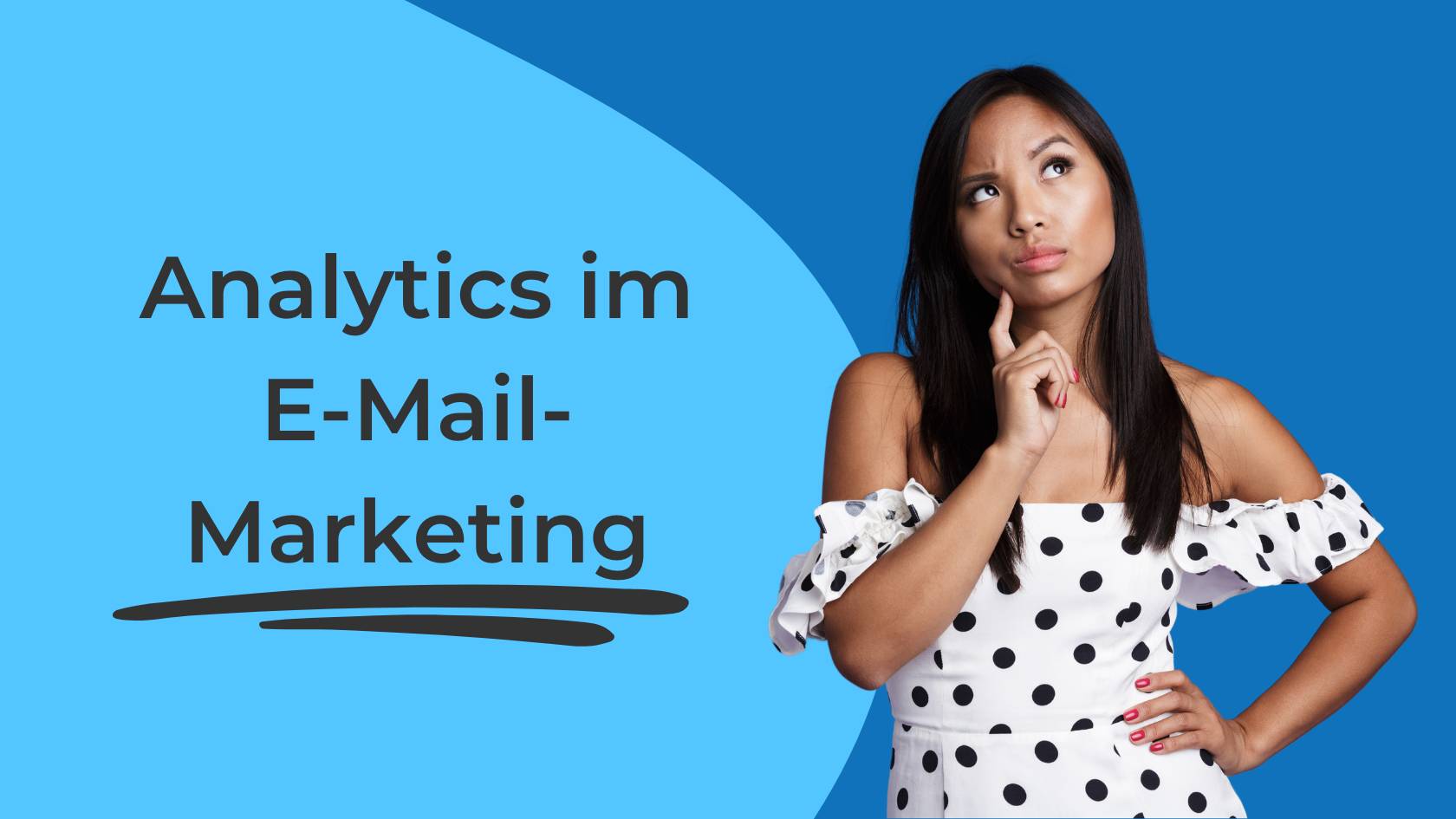 Eine junge Marketingfrau, welche E-Mail analyisiert steht vor blauem Hintergrund
