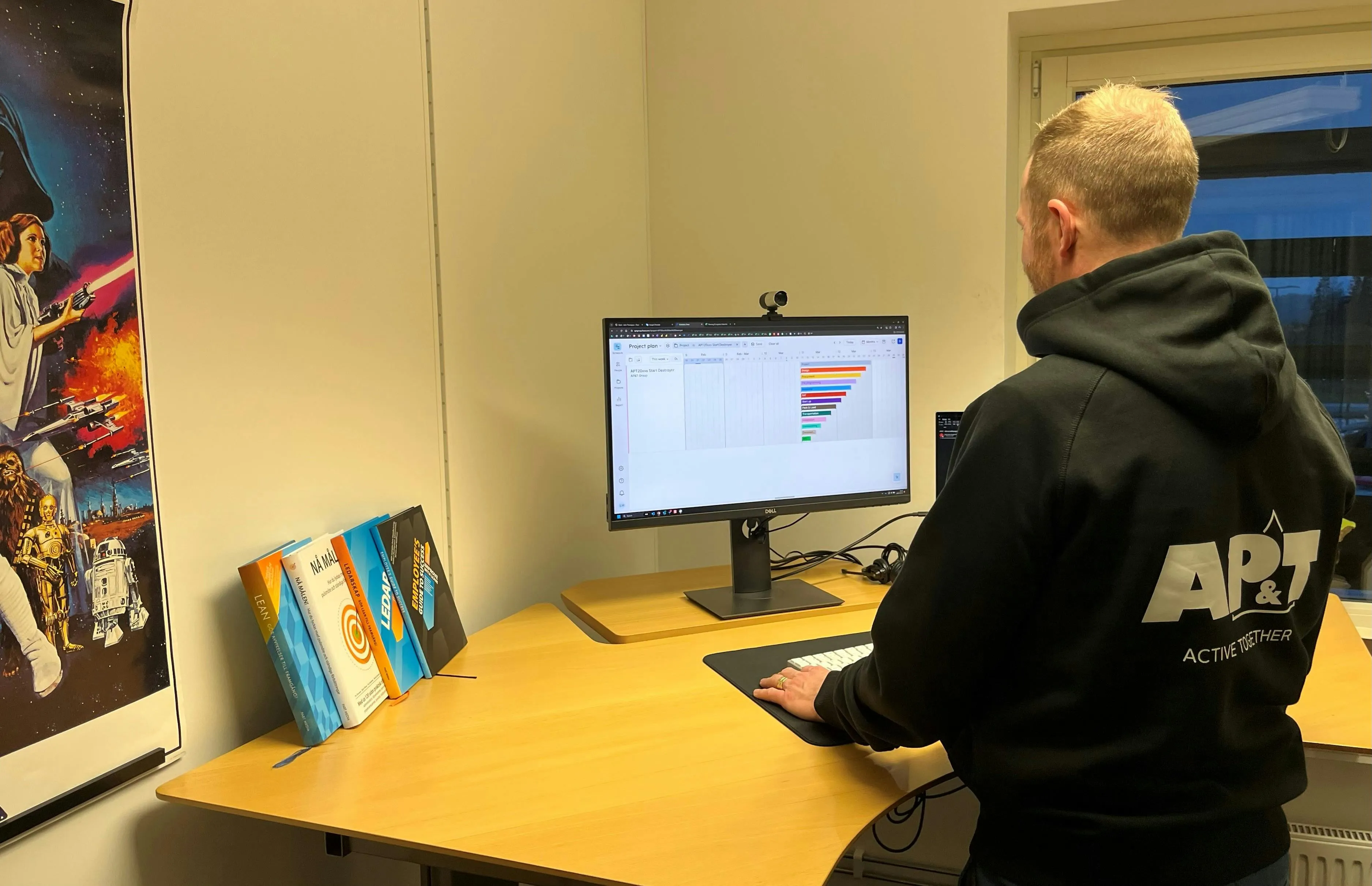 Linus Hall looking at a project plan in 鶹