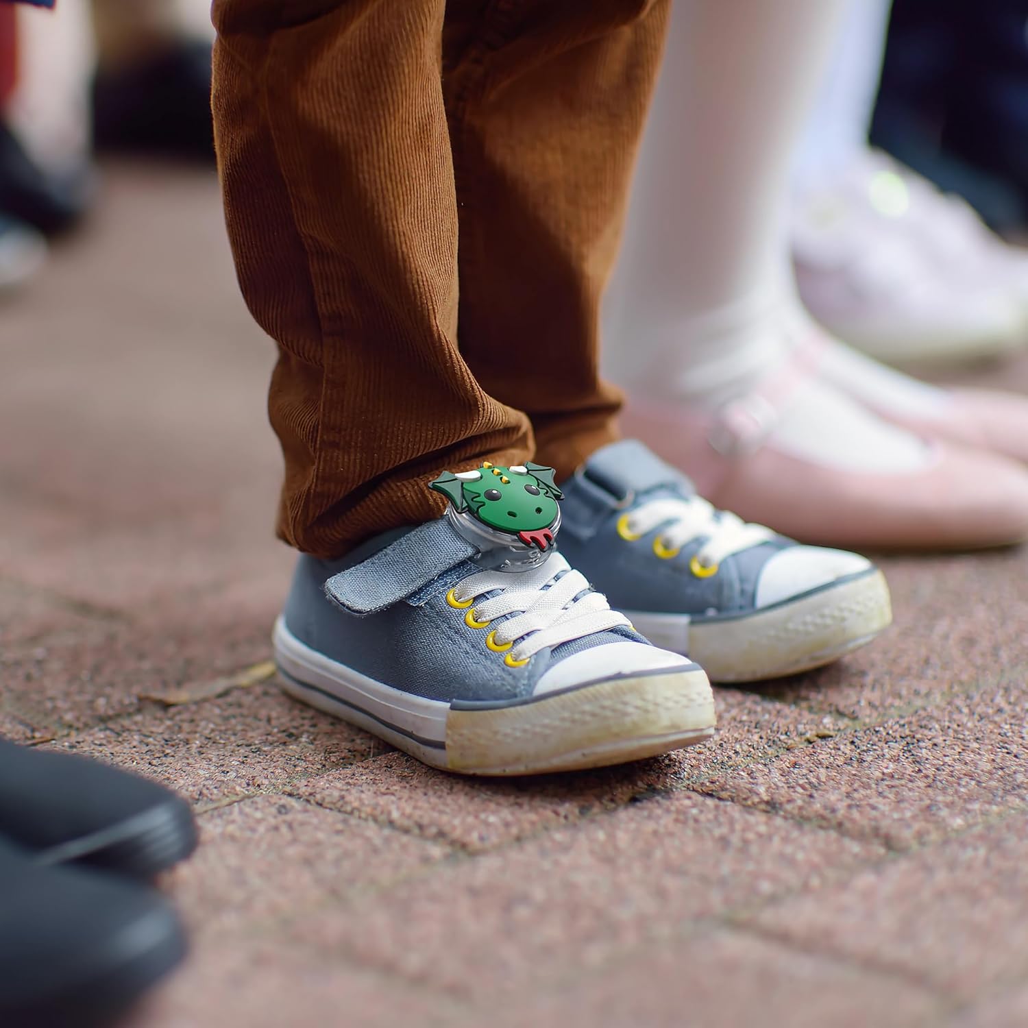 Speck Tagimals Cute Cartoon Apple AirTag Holder