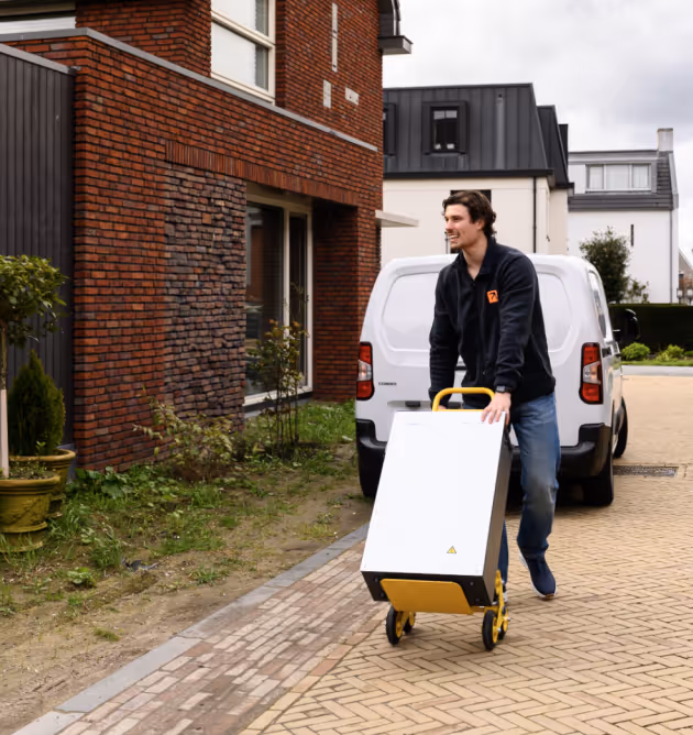 Installateur met thuisbatterij bij huis