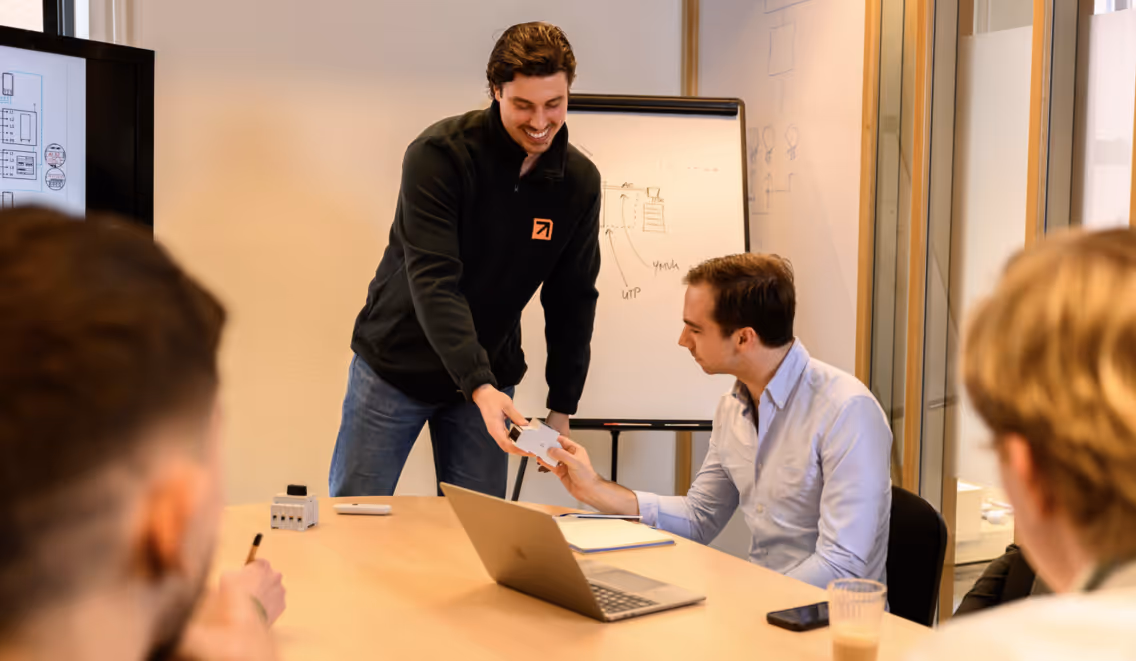 Installateur geeft training over thuisbatterijen