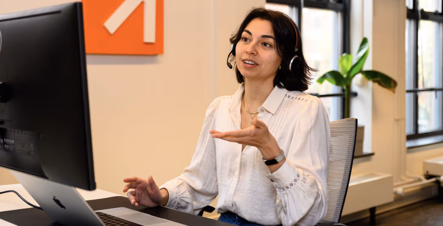 Werknemer Accuselect geeft telefonisch advies over thuisbatterijen