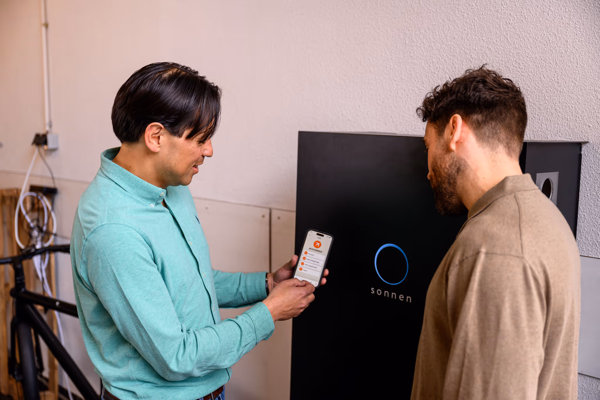 Klant vertelt vriend over werking thuisbatterij