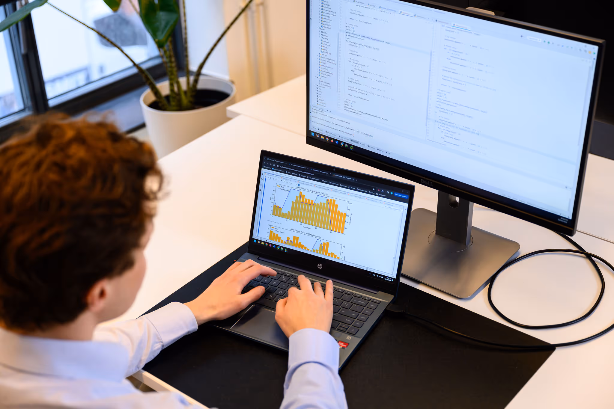 Accuselect medewerker op computer bezig met software