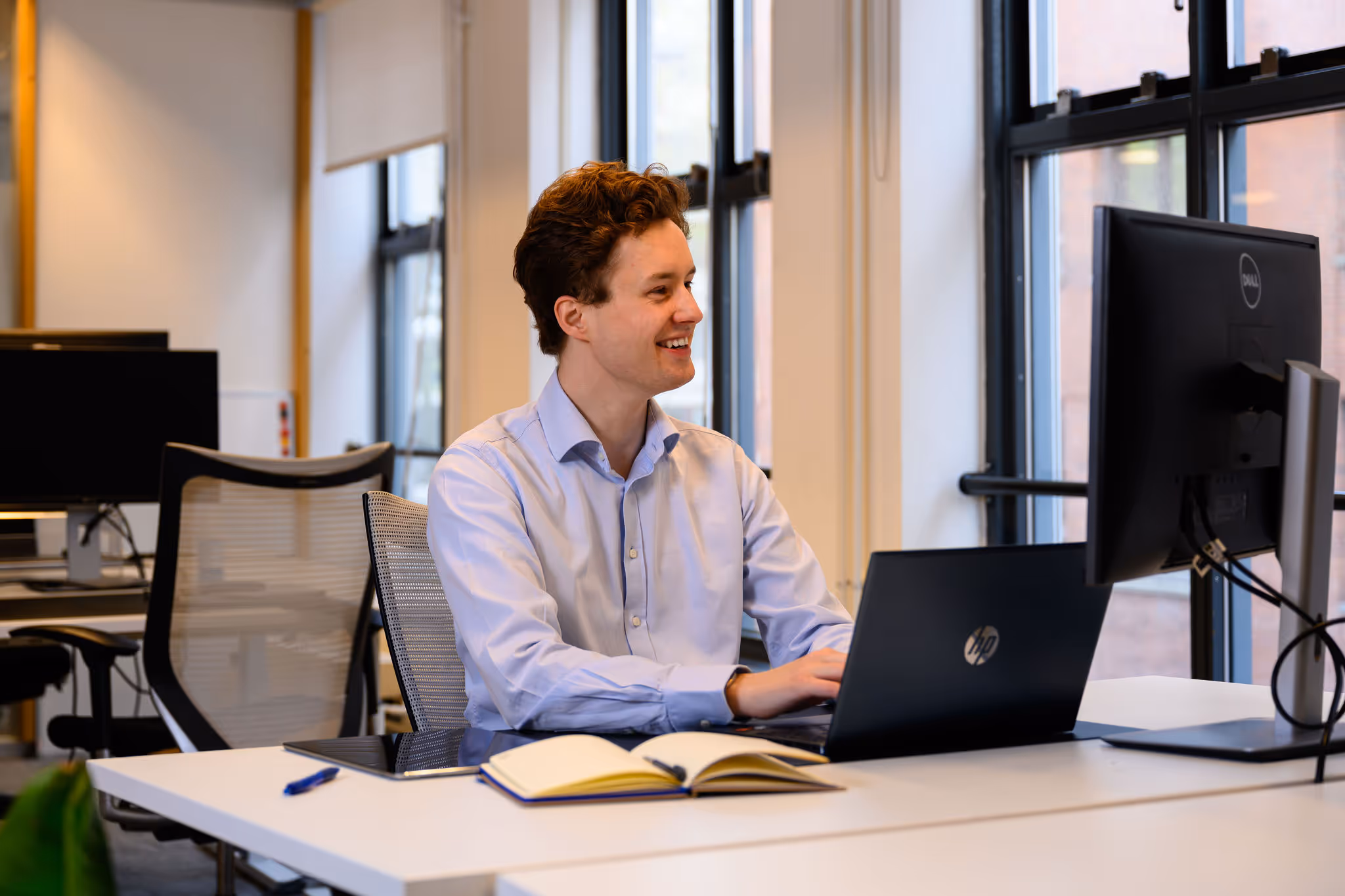 Accuselect medewerker werkt blij