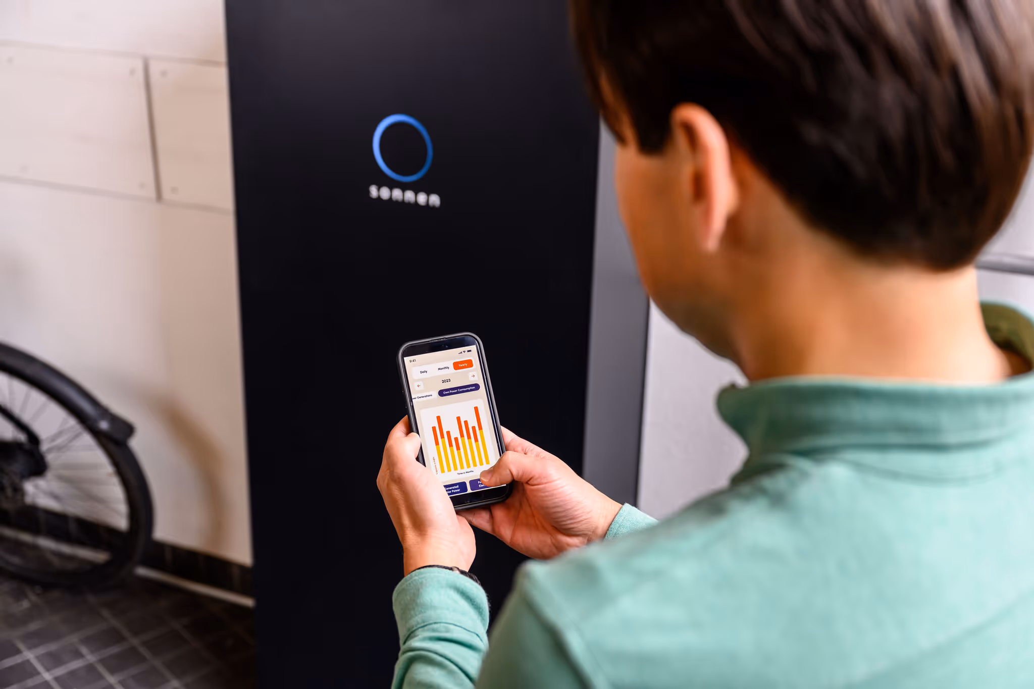 Klant bij sonnen thuisbatterij met de Accuselect app bekijkt besparingen