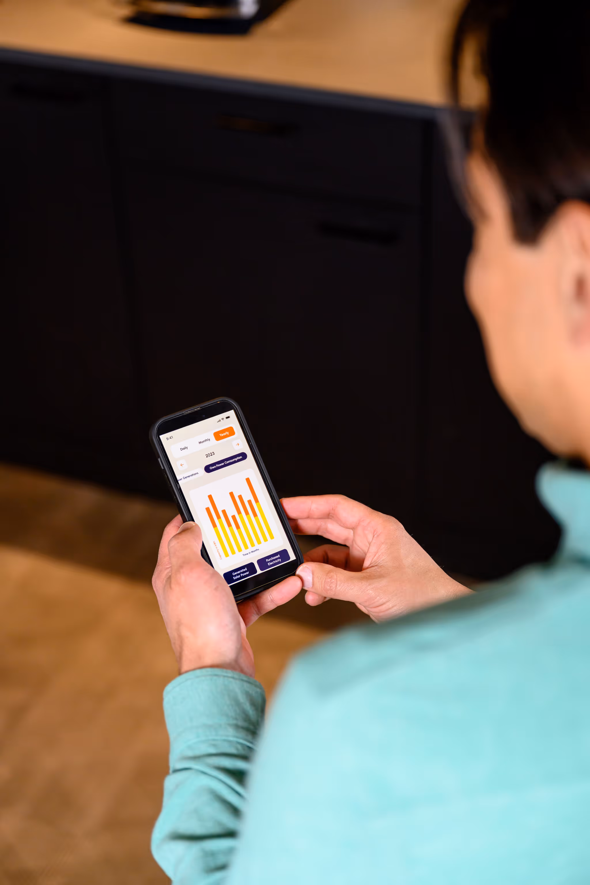 Een klant van Accuselect bekijkt de Powerselect app